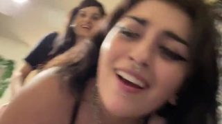 Lezbiyen Eski Kız Arkadaşlar Üniversite Oda Arkadaşı Olarak Eşleştirildi (porno Parodisi)